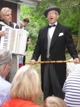 Aimo Kokkola esiintyy frakissa kyläjuhlilla